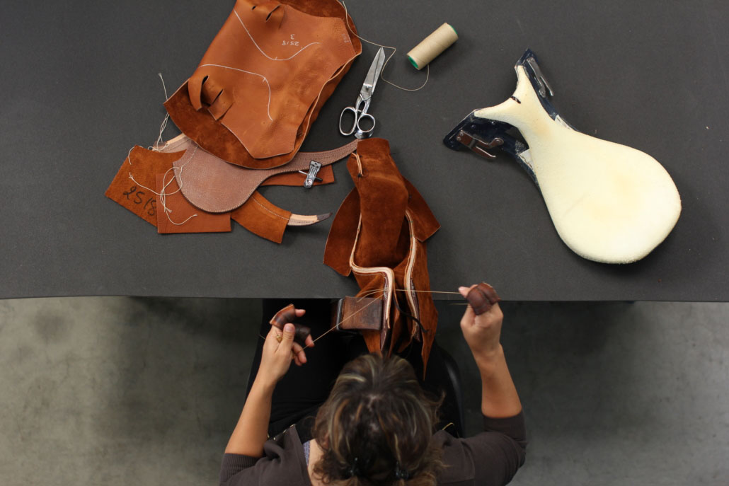 Etapes de fabrication d'une selle sur-mesure d'équitation en cuir faites en France