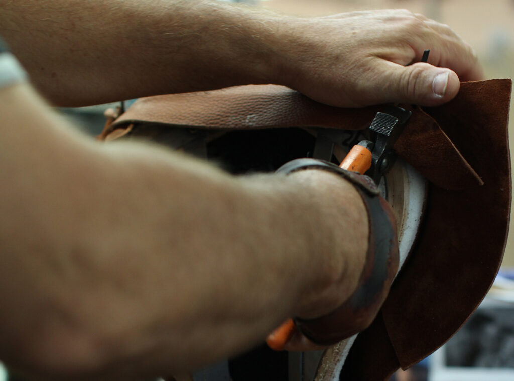 Le cuir de la selle d'équitation est définitivement fixé sur l'arçon.