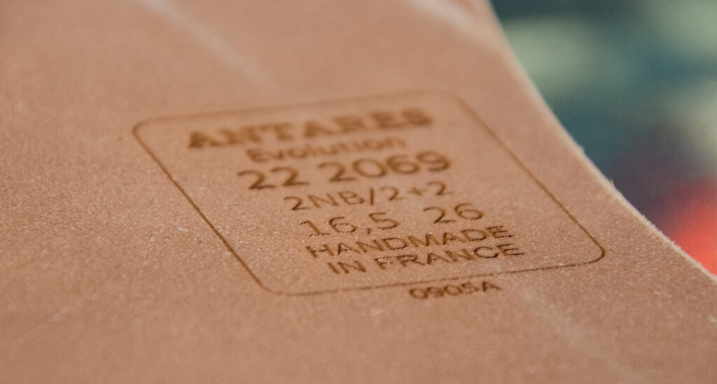 Numéro de série d'une selle en cuir sur-mesure fabriquée en France par Antarès Sellier