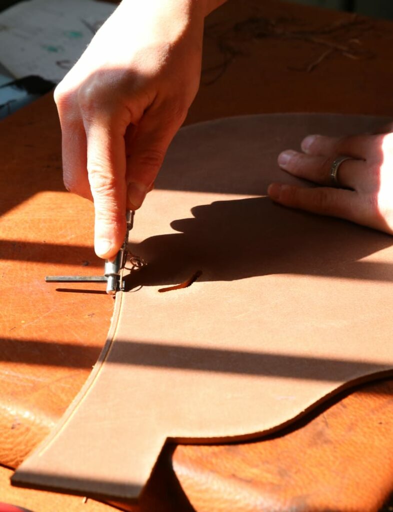 Préparation des pièces de cuir d'une selle sur-mesure Antarès Sellier