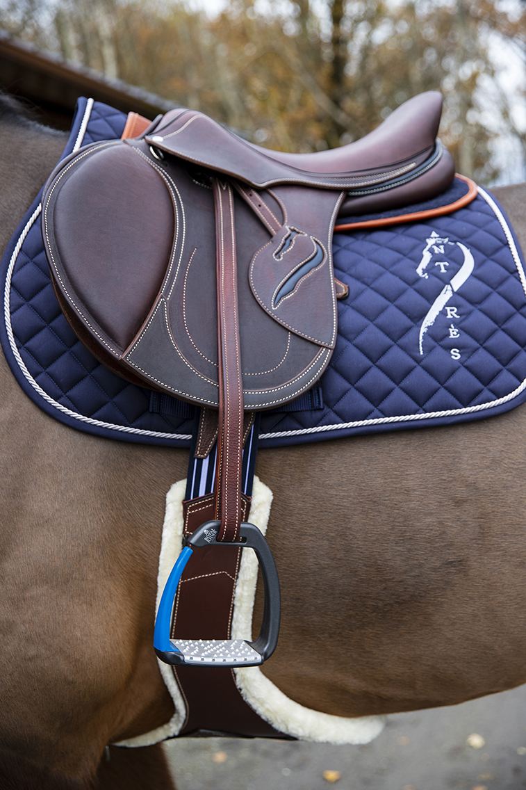 Selle sur-mesure en cuir pour le cheval et le cavalier dans sa pratique de l'équitation Antarès Sellier 