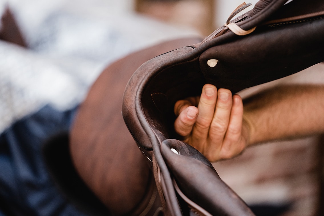 Our made-to-measure saddles are just like the experience we offer you: unique. Treat yourself to the finest French saddlery.