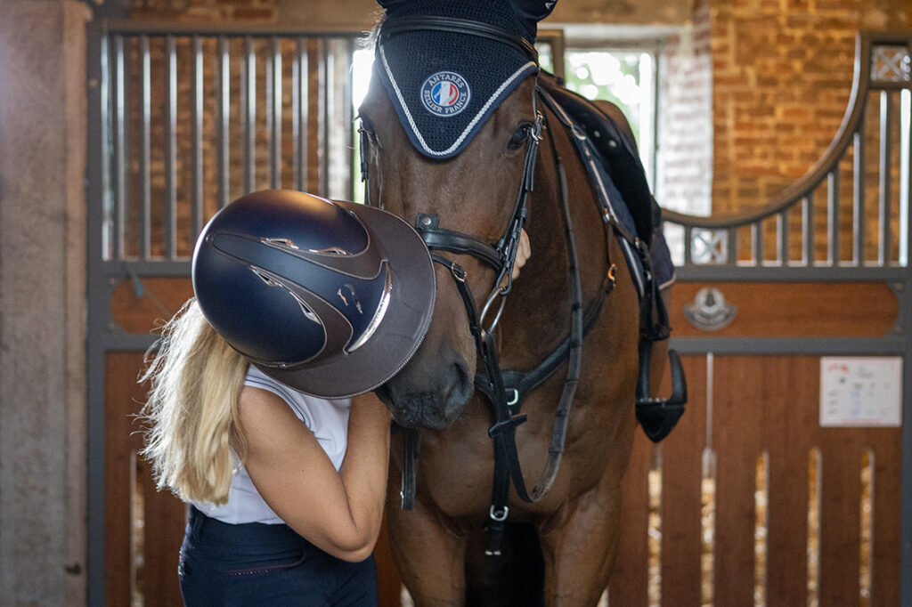 Le casque d'équitation Antarès offre au cavalier un niveau de garantie élevé lorsqu'il monte à cheval.