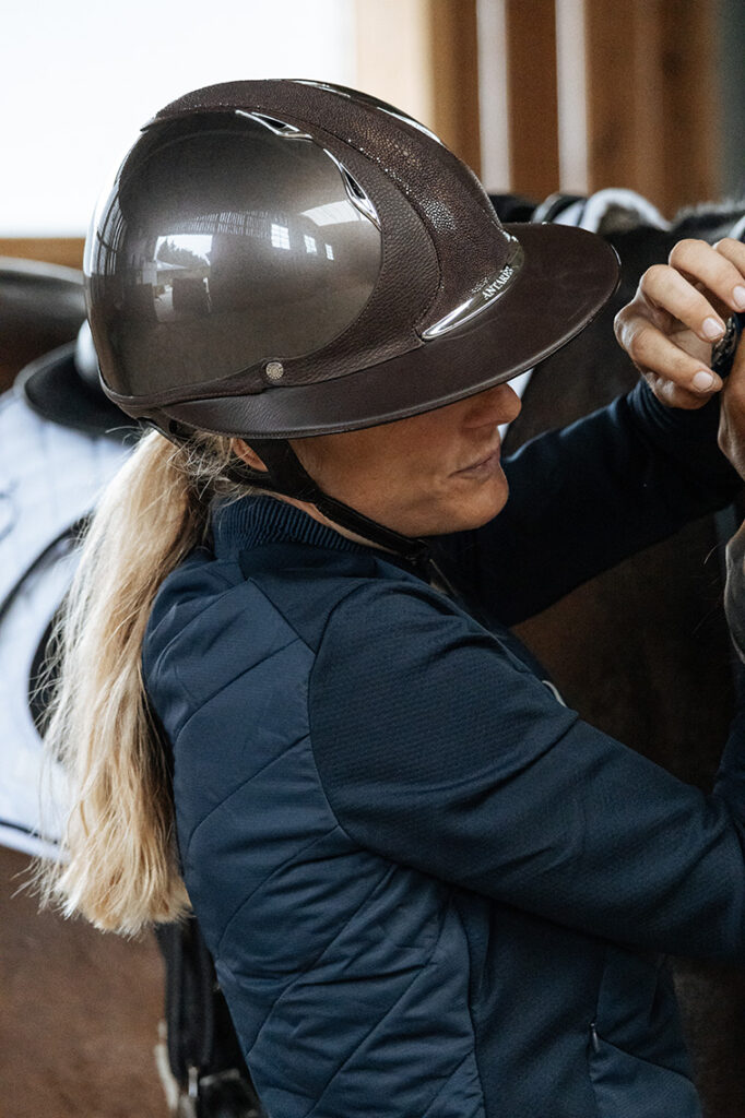 Le casque d'équitation Antarès offre au cavalier un niveau de garantie élevé lorsqu'il monte à cheval.