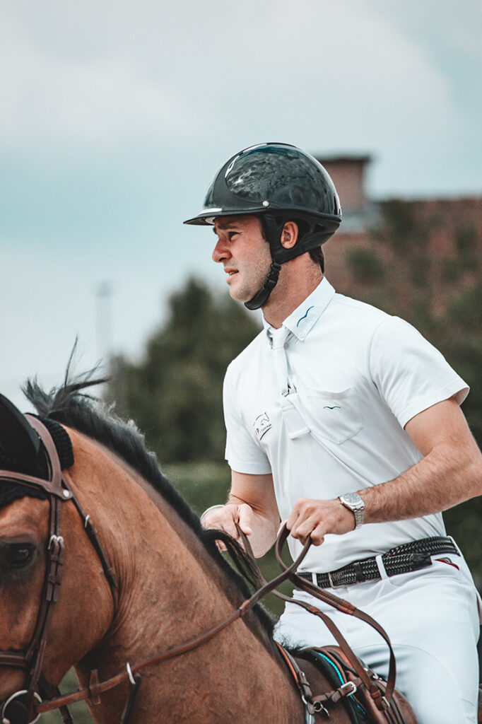 The Antarès riding helmet offers the rider a high level of warranty when riding.