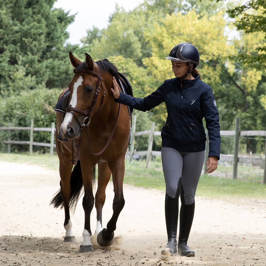 Cavalière et son cheval en équipement Antarès