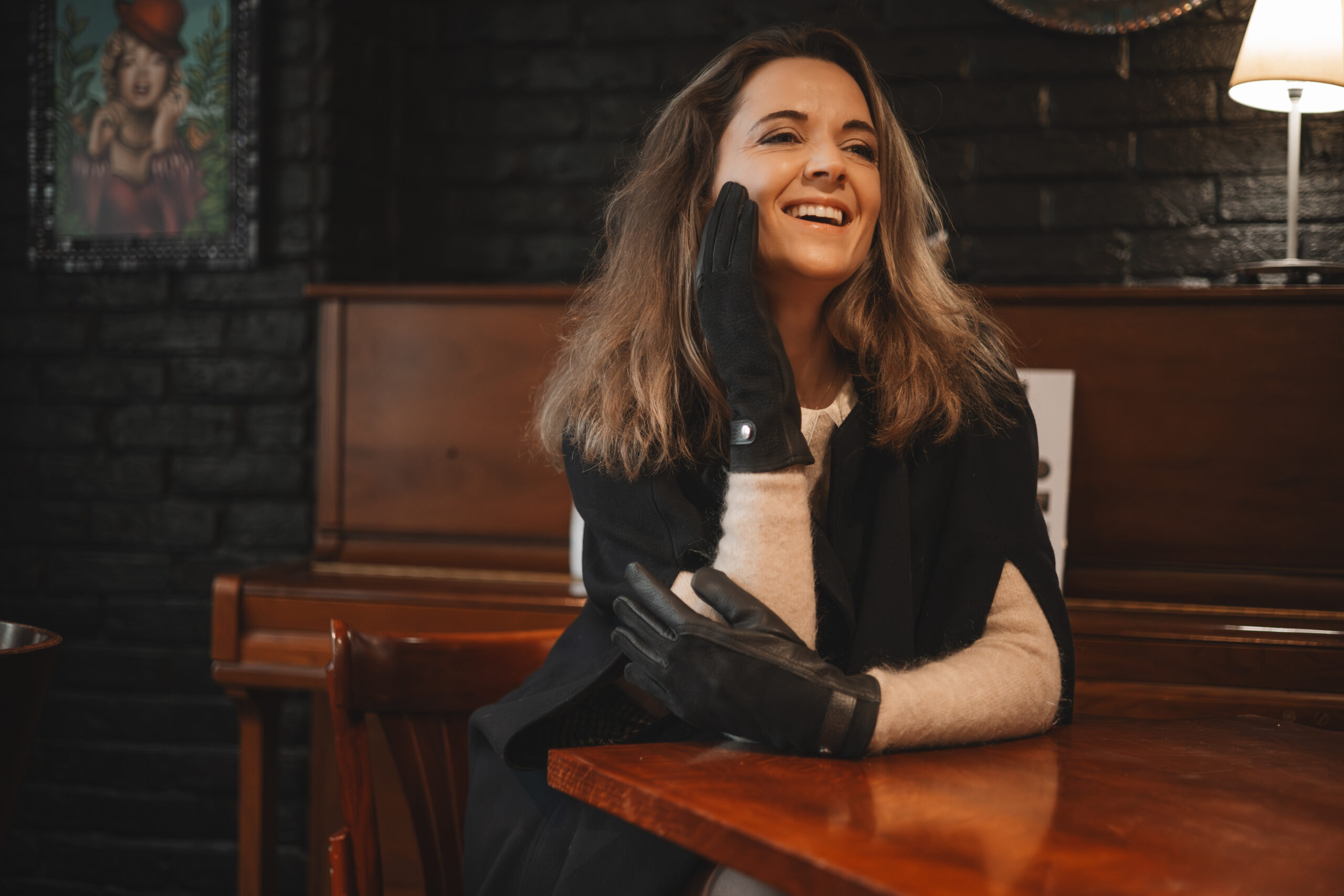 Lauriane De Savigny avec les gants en cuir Stockholm Antarès Sellier