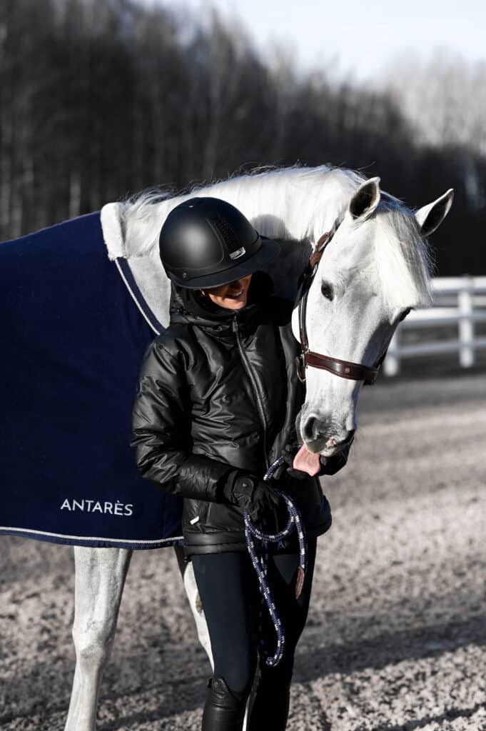 Linn Ztrelin et son cheval en look antarès