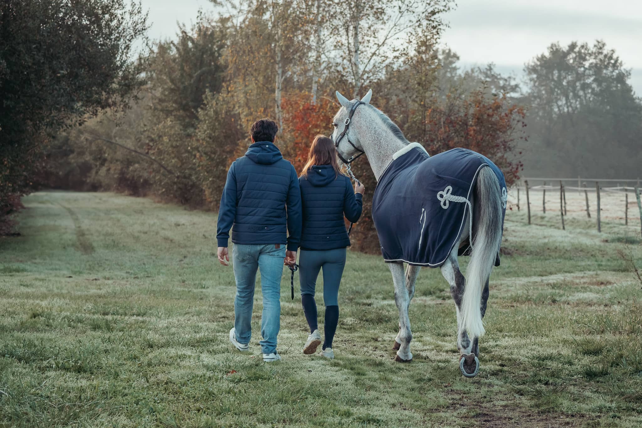 Cheval avec couverture Antares et cavaliers à pieds. 